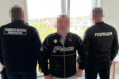 Поліція і прокурор стоять біля чоловіка в куртці Puma біля вікна