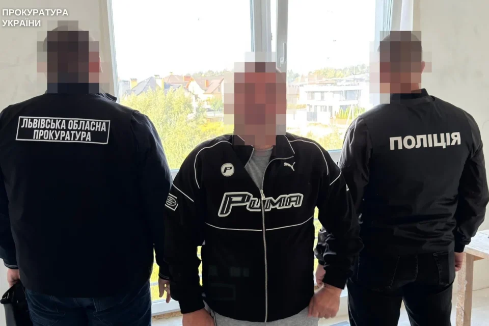 Поліція і прокурор стоять біля чоловіка в куртці Puma біля вікна